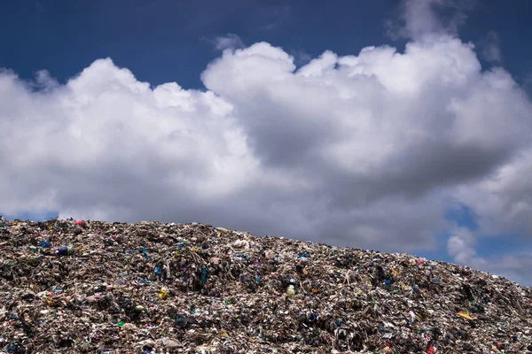 Kümülüs Bulutları ile Çöplük