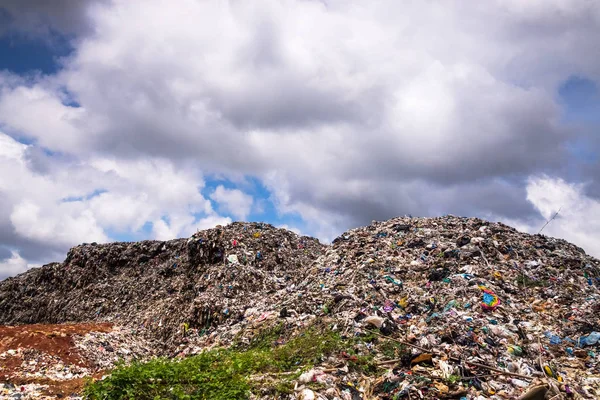 Discarica con nuvole di cumulo — Foto Stock