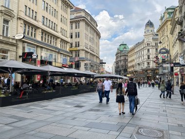 Viyana, Avusturya - 3 Haziran 2020: Alışveriş ve tarihi caddelerde yürüyen insanlar Viyana 'nın merkezinde Graben' deler.