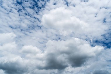 Mavi Gökteki Beyaz Kümülüs Bulutları, güzel hava arka plan olarak kullanılabilir.