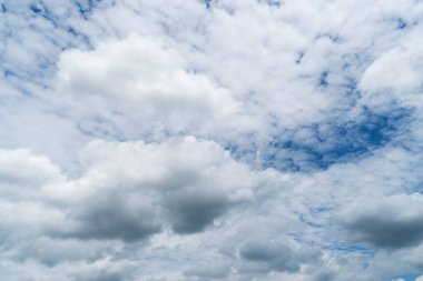 Mavi Gökteki Beyaz Kümülüs Bulutları, güzel hava arka plan olarak kullanılabilir.