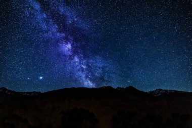 Samanyolu Dağ 'ın üstünde, gökyüzü yıldızlarla dolu.