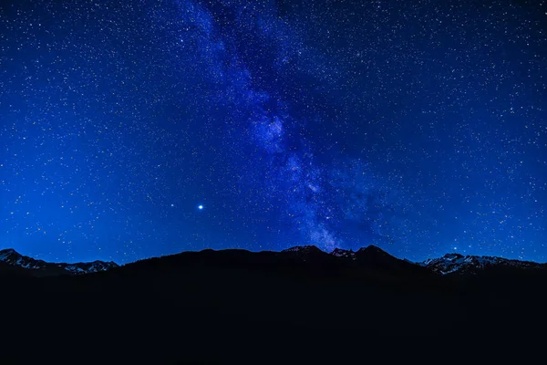Samanyolu Dağ 'ın üstünde, gökyüzü yıldızlarla dolu.