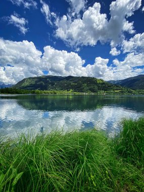 Zell Gölü Salzburger Diyarı, dağ ve kümülüs bulutlarıyla dolu güzel bir manzara.