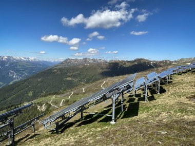 Güneş Paneli Avrupa Alpleri, alternatif enerjili yüksek irtifa manzarası