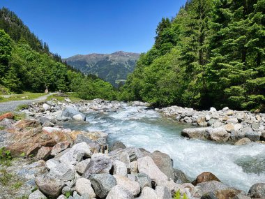 Dağ Akıntısı Avrupa Alpleri, Habachtal, Salzburger Diyarı 'ndaki Habachtal nehrinin güzel manzarası
