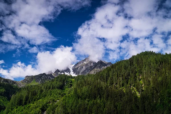 Hegycsúcs Felhőkkel Táj Európai Alpokban — Stock Fotó