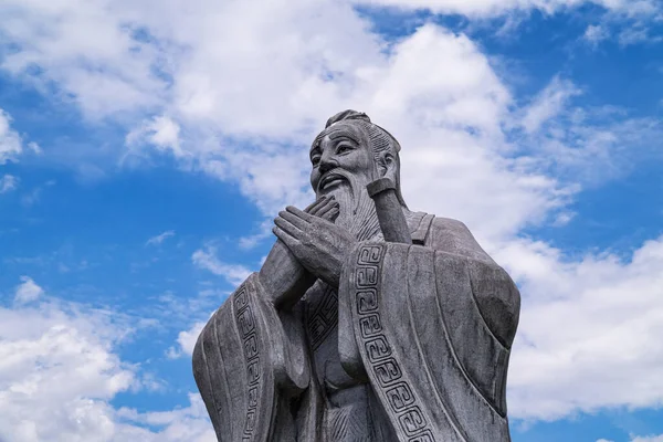 Confucius Beeldje Van Chinese Filosoof Met Lucht Wolken — Stockfoto