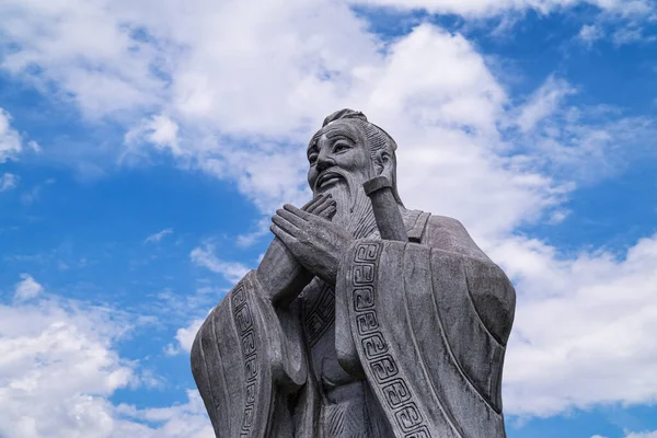 Confúcio Figura Filósofo Chinês Com Céu Nuvens — Fotografia de Stock