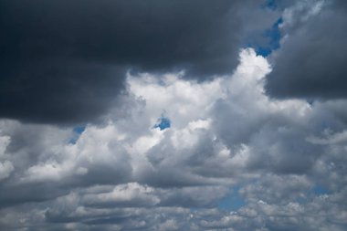 Dramatik Gökyüzü Kara Fırtına Bulutlarıyla, yağmur yağacak