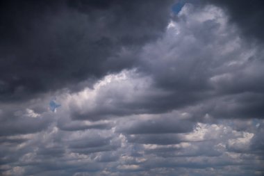 Dramatik Gökyüzü Kara Fırtına Bulutlarıyla, yağmur yağacak