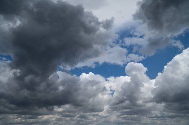 Dramatik Gökyüzü Kara Fırtına Bulutlarıyla, yağmur yağacak