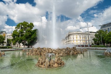 Viyana, Avusturya - 16 Ağustos 2020: Hochstrahlbrunnen, Viyana 'nın Schwarzenbergplatz meydanında güzel bir su çeşmesidir.