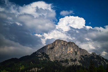 Bulutlu Dağ manzarası, Avrupa Alplerinde dağ zirvesi