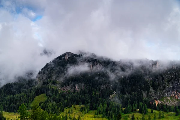 Paesaggio Montano Con Nuvole Vetta Montagna Nelle Alpi Europee — Foto Stock