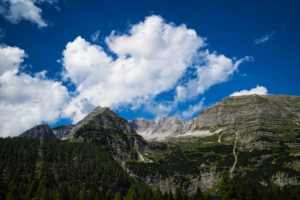 Paesaggio Montano Con Nuvole Vetta Montagna Nelle Alpi Europee — Foto Stock