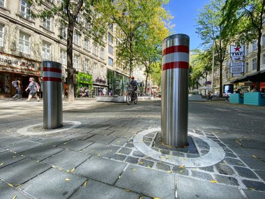 Viyana, Avusturya - 28 Ağustos 2020: Viyana 'da Mariahilferstrasse caddesinin yaya bölgesi. Mariahilfer Strasse Viyana 'nın popüler bir alışveriş caddesidir..