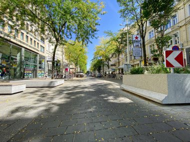 Viyana, Avusturya - 28 Ağustos 2020: Viyana 'da Mariahilferstrasse caddesinin yaya bölgesi. Mariahilfer Strasse Viyana 'nın popüler bir alışveriş caddesidir..