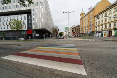 Viyana, Avusturya - 29 Ağustos 2020: Guertel ve Felberstrasse şehir meydanı gökkuşağı renkleriyle Igbtqi haklarını sembolize ediyor