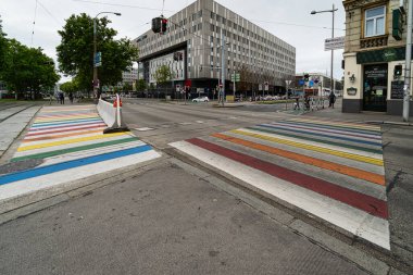 Viyana, Avusturya - 29 Ağustos 2020: Guertel ve Felberstrasse şehir meydanı gökkuşağı renkleriyle Igbtqi haklarını sembolize ediyor