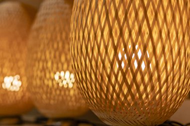 Hasır turuncu lamba tahtadan yapılmıştır.