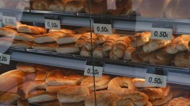 bir dükkan penceresinde ekmek rulo