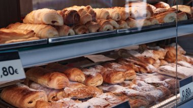 bir dükkan penceresinde ekmek rulo