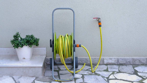 Mangueira Jardim Para Irrigação Perto Parede Casa — Fotografia de Stock