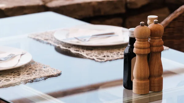 Bir restoranda bir masada tuz ve biber