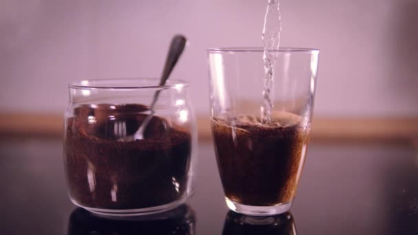 Malet Kaffe Tillagas Ett Glas Hälla Kokande Vatten — Stockvideo