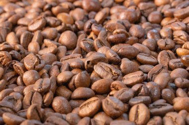 Doğal kavrulmuş kahverengi kahve çekirdekleri