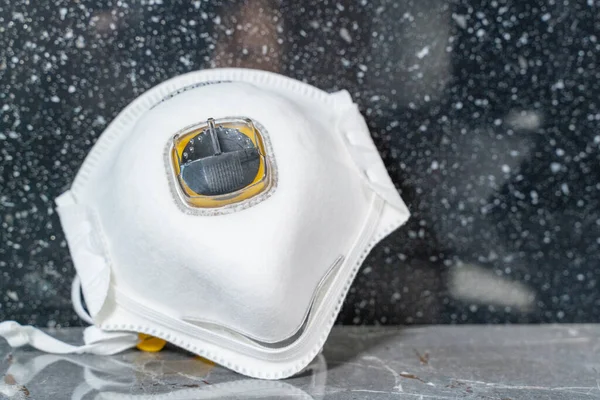 Gri ve beyaz mermerden bir arka planda koruyucu beyaz maske