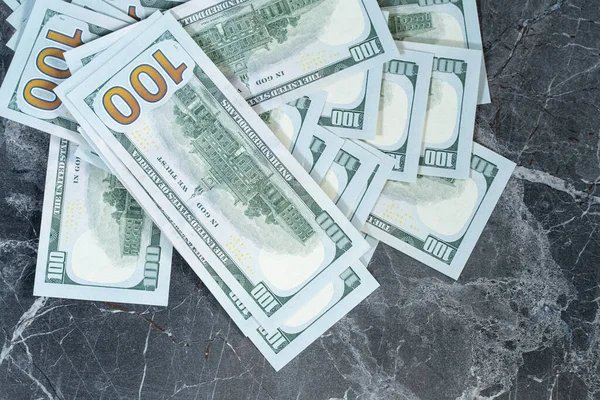 Dolar gri bir mermer masada yatıyor.