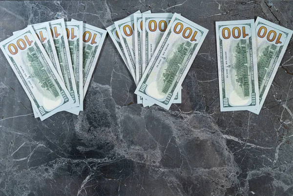 Dolar gri bir mermer masada yatıyor.