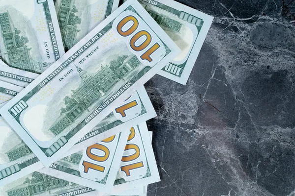 Dolar gri bir mermer masada yatıyor.