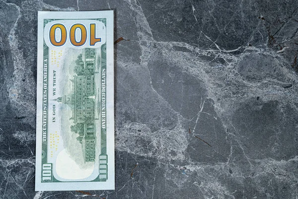 Dolar gri bir mermer masada yatıyor.