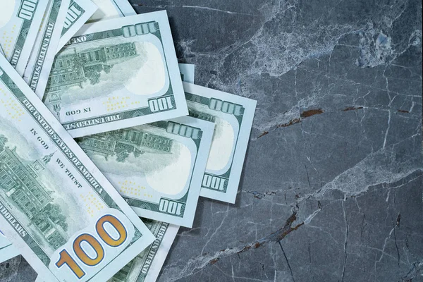 Dolar gri bir mermer masada yatıyor.