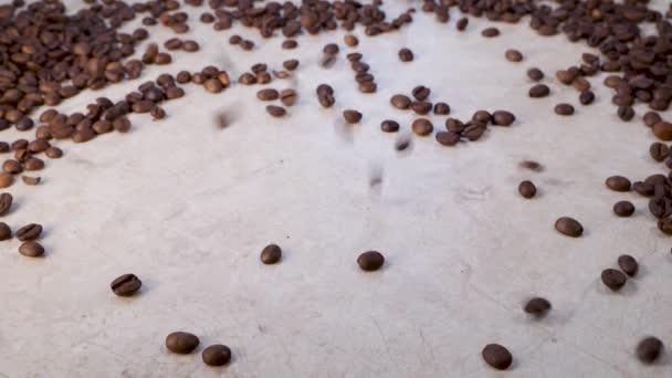 Café Frijoles Tostados Vierten Sobre Mesa — Vídeo de stock