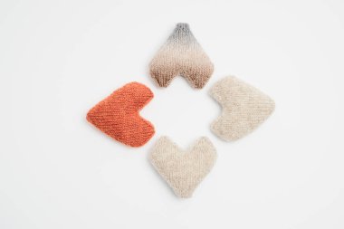 Beyaz bir arkaplanda bir eşkenar dörtgen şeklinde katlanmış dört kalp.