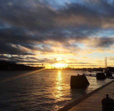 neva Nehri üzerinde günbatımı