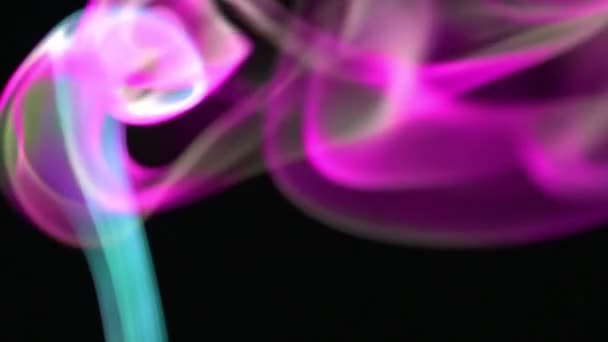 黑色背景上的明亮的蓝色和粉红色的烟雾 — 图库视频影像