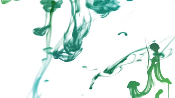 Светло Зеленые Синие Чернильные Проволоки Плавающие Воде Белом Фоне — стоковое видео