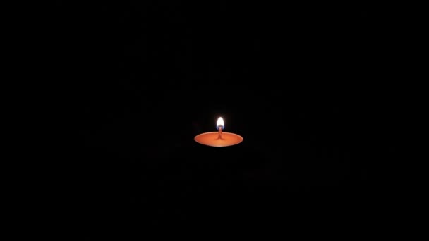 Φωτισμού Και Την Καύση Του Ένα Κερί Tealight — Αρχείο Βίντεο