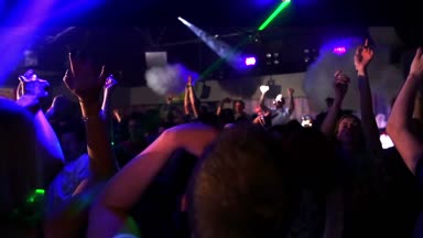 Damla sayısı bir gece kulübünde gidiyor duman