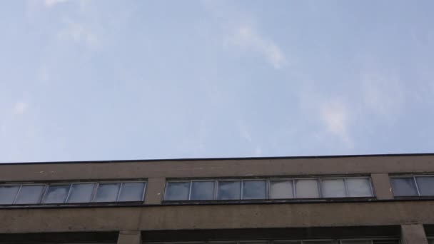 Wolken Hemel Gebouw Dak Omhoog — Stockvideo