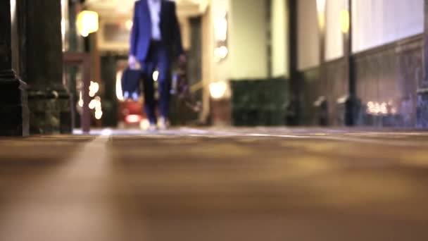 Man Walking Zakenman Vervagen Bokeh — Stockvideo