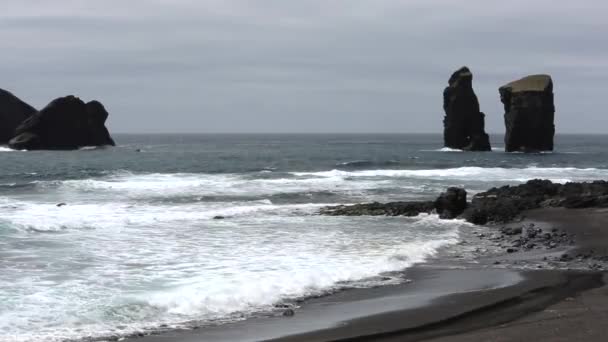 Formación Rocas Costa Océano Mar — Vídeos de Stock