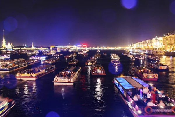 St.Petersburg / Rusya - 19.08.2017 şarkı köprüler, St. Petersburg. Performans başlangıcı beklentisiyle Neva Nehri'nin su alanında zevk tekneler toplamak.