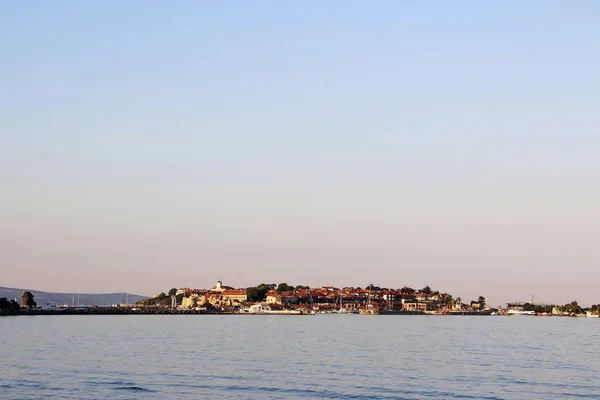 Den gamla staden på ön. Havet, solnedgången. — Stockfoto