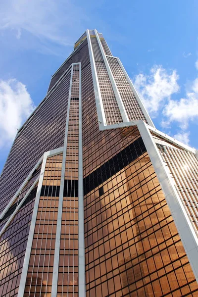 pencerelerde mavi gökyüzünün yansıması ile gökdelen